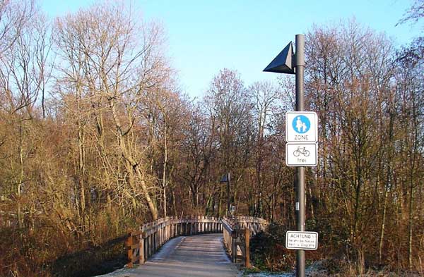 Gesperrte Fußgänger- und Radfahrerbrücke über die Alme. ©Stadt Paderborn