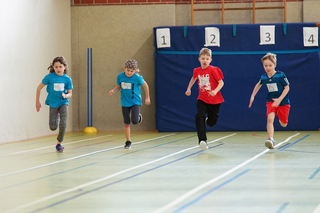 Vier Kinder beim Laufen