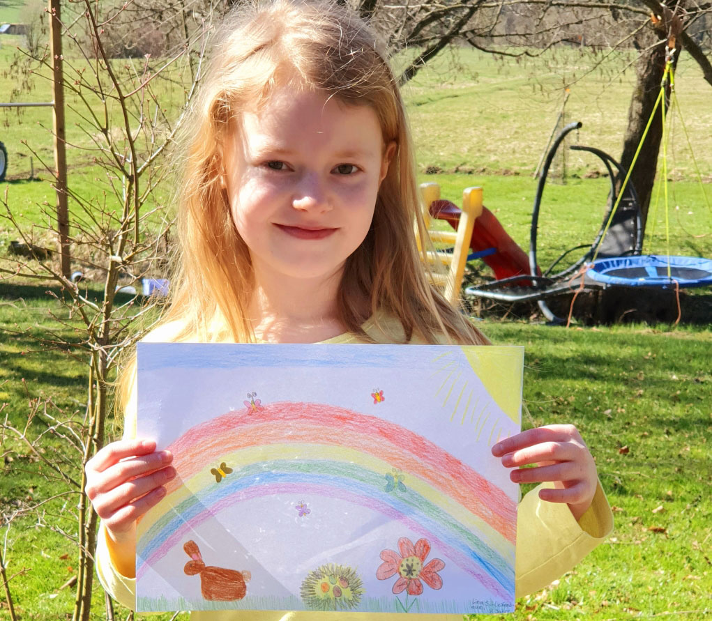 Lina Schleifenbaum (8) hält ein gemaltes Osterbild.