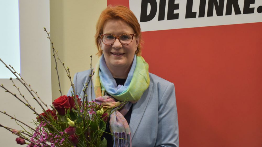 Martina Schu mit Blumenstrauß