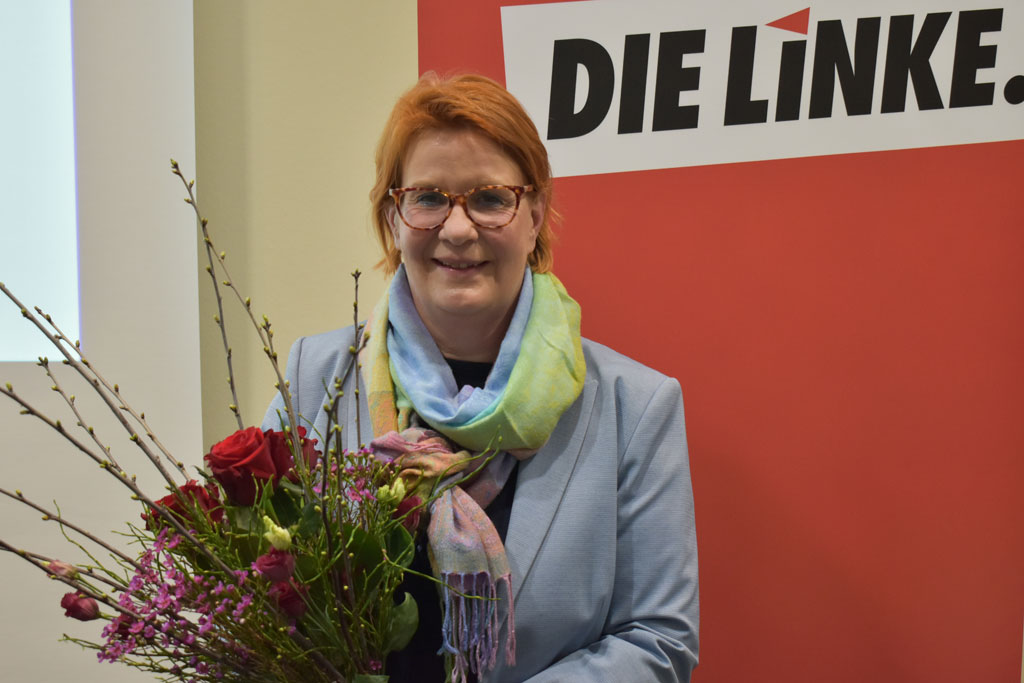 Martina Schu mit Blumenstrauß