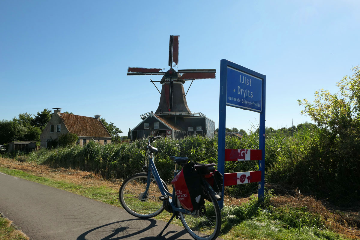 Fahrrad vor einer Windmühle