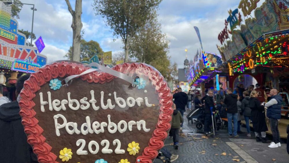 Paderborner Herbstlibori im Vordergrund ein Lebkuchenherz