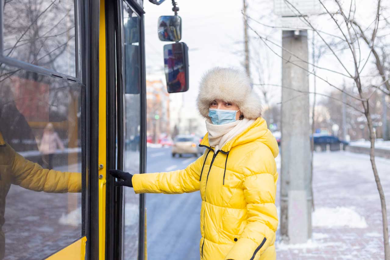 Frau am Bus